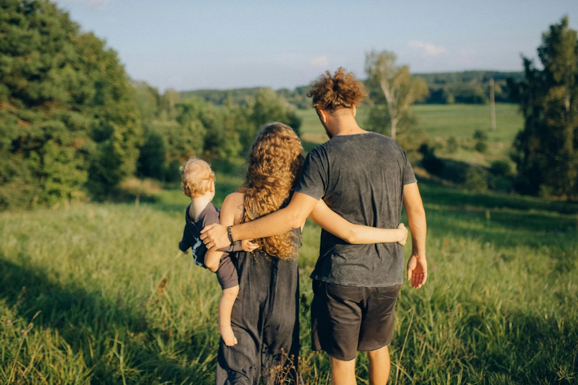 Familie kijkt samen over een groen landschap