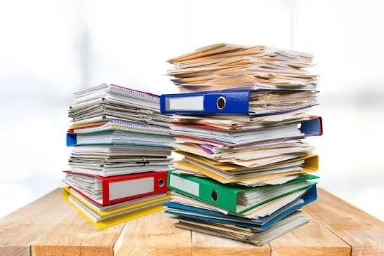 Stapels ordners en papieren — praktische informatie