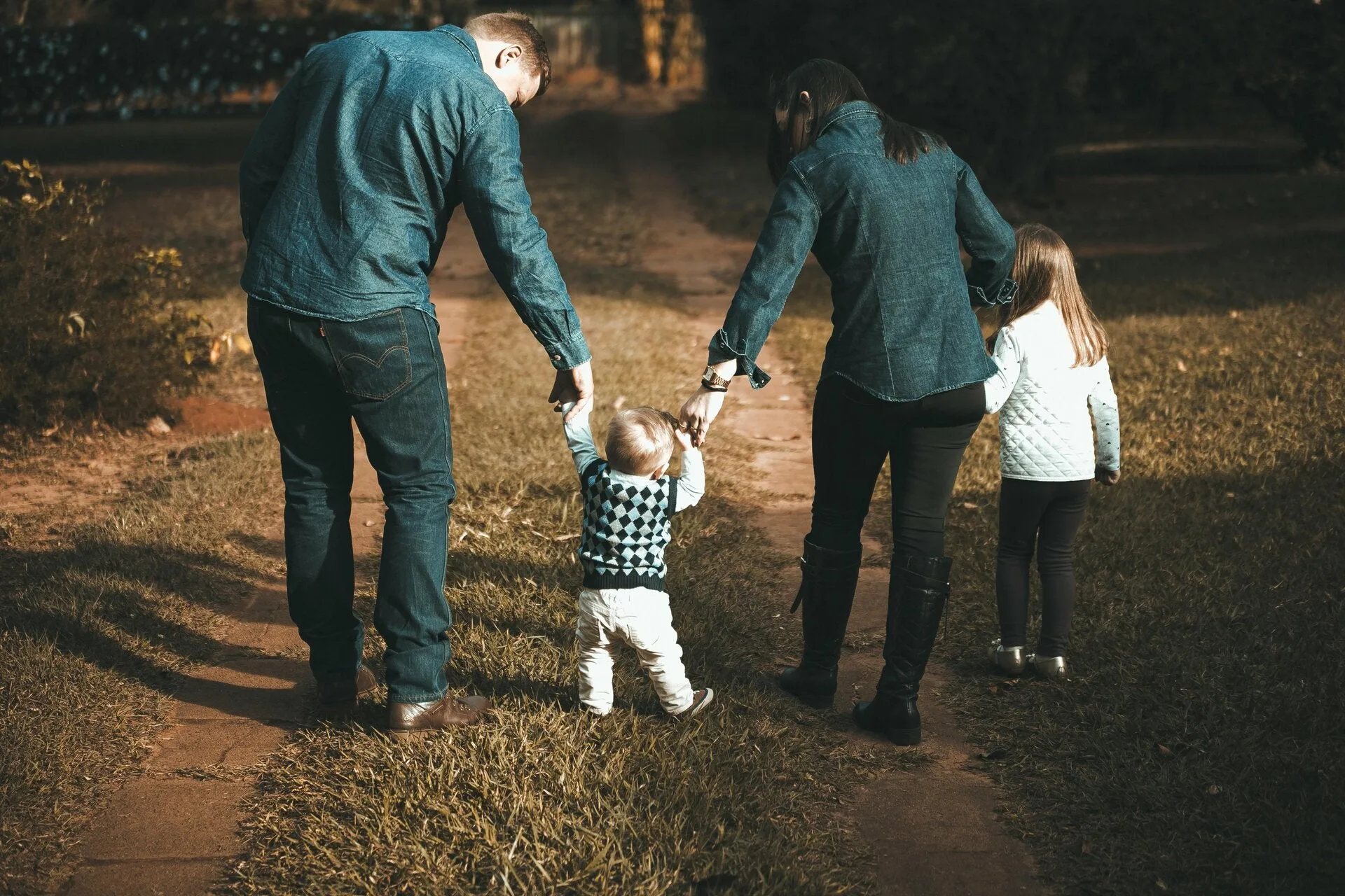 Familie loopt samen op een pad